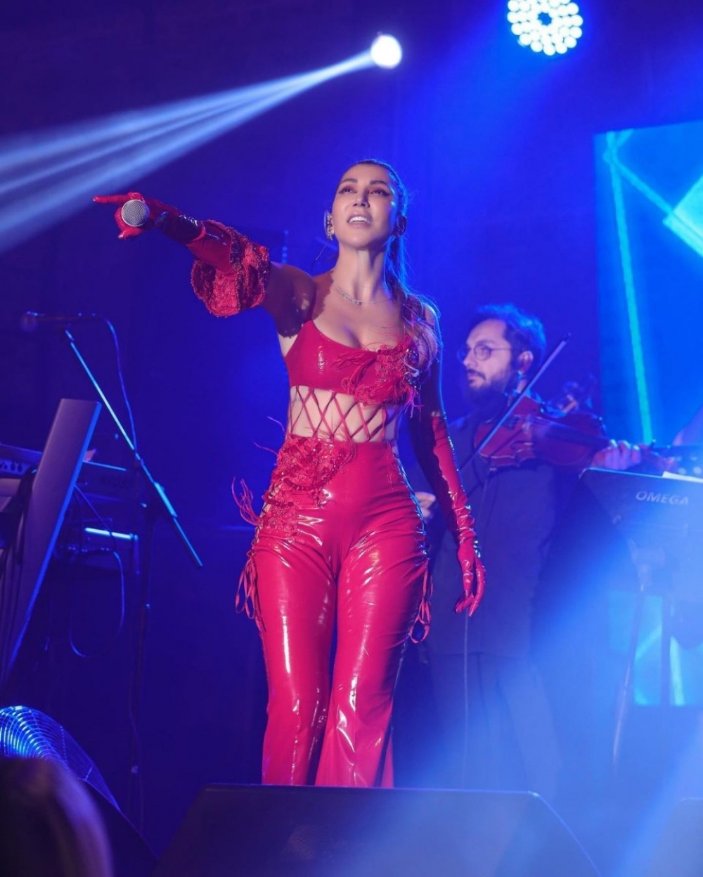 Hande Yener, y&uuml;z&uuml;ne estetik yaptırdı