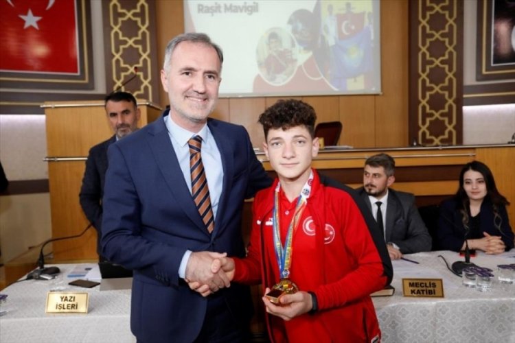 Bursa'da Başkan Taban d&uuml;nya şampiyonunu mecliste ağırladı