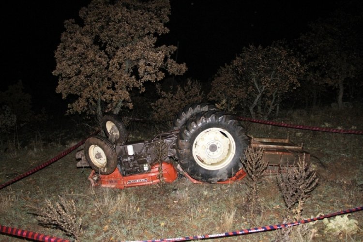 Devrilen trakt&ouml;r&uuml;n altında kalan yaşlı adam feci şekilde can verdi