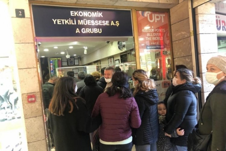 Merkez Bankası m&uuml;dahalesi d&ouml;viz b&uuml;rolarında uzun kuyruklar oluşturdu (&Ouml;ZEL HABER)