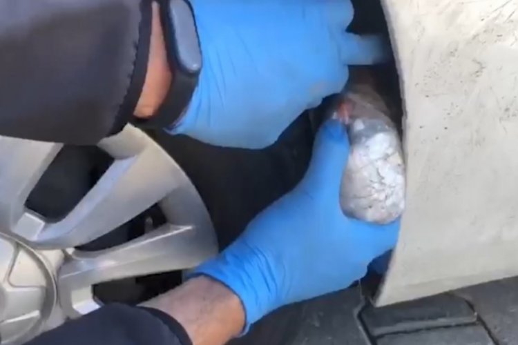 Otomobilin &ccedil;amurluklarına uyuşturucuyu gizlemişler