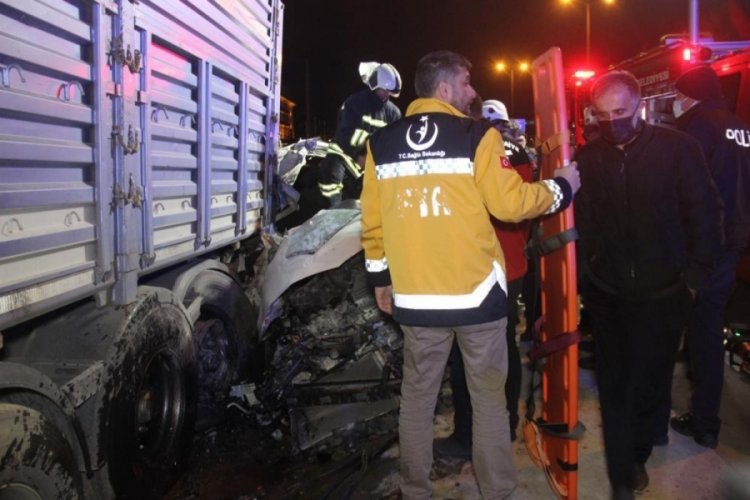 Tırın altına giren otomobil kağıt gibi ezildi: 3 &ouml;l&uuml;
