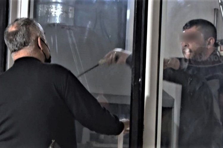 D&ouml;ner bı&ccedil;ağıyla kendini restorana kilitledi, korku dolu anlar yaşattı