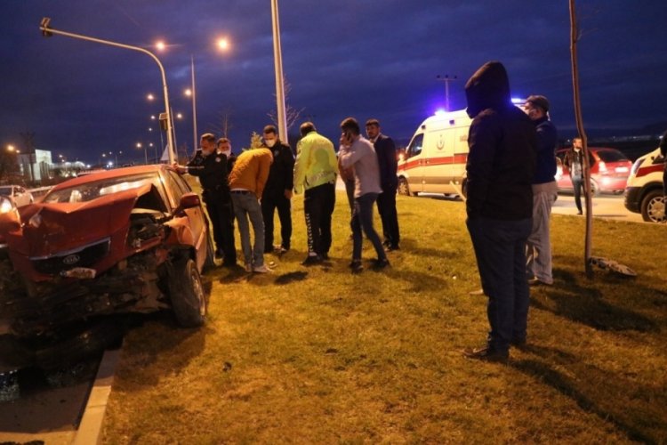 Alkoll&uuml; s&uuml;r&uuml;c&uuml; minib&uuml;se &ccedil;arptı: 4 kişi yaralandı