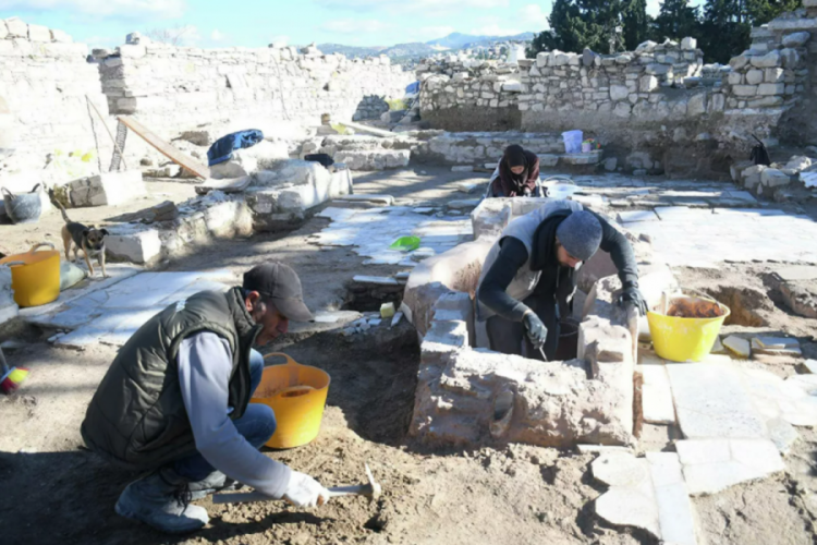 Kuşadası'nda 5'inci y&uuml;zyılda inşa edilen vaftizhane bulundu