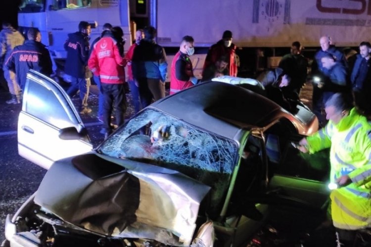 Otomobil ile kamyon &ccedil;arpıştı: 1'i ağır 6 yaralı