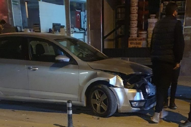 Kaza yapan otomobil iş yerine girdi: 1 yaralı