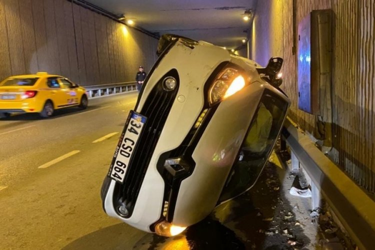 İstanbul'da alkoll&uuml; s&uuml;r&uuml;c&uuml; servis aracına &ccedil;arptı: 1 yaralı