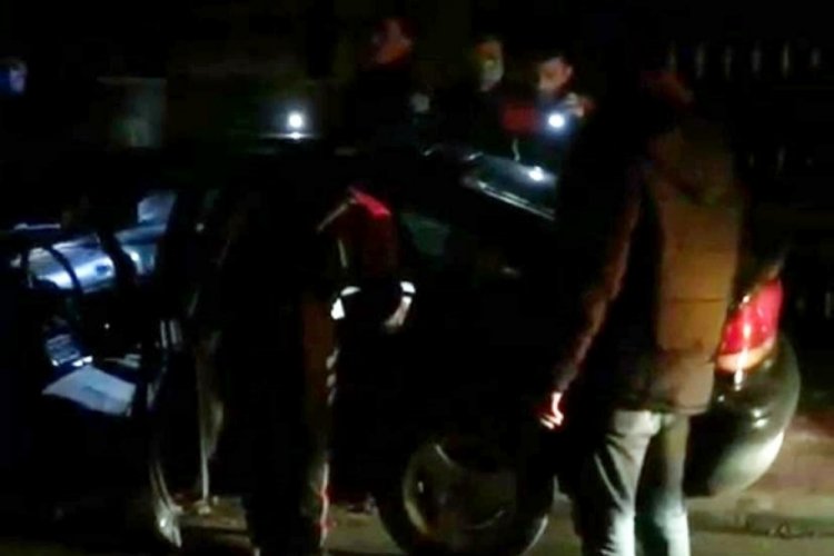 Alışverişe gitmek i&ccedil;in 4 aylık bebeklerini arabada kilitlediler!