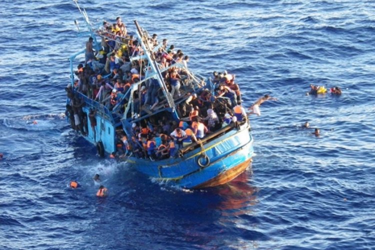 G&ouml;&ccedil;menleri taşıyan iki tekne &ccedil;arpıştı: 7 &ouml;l&uuml;