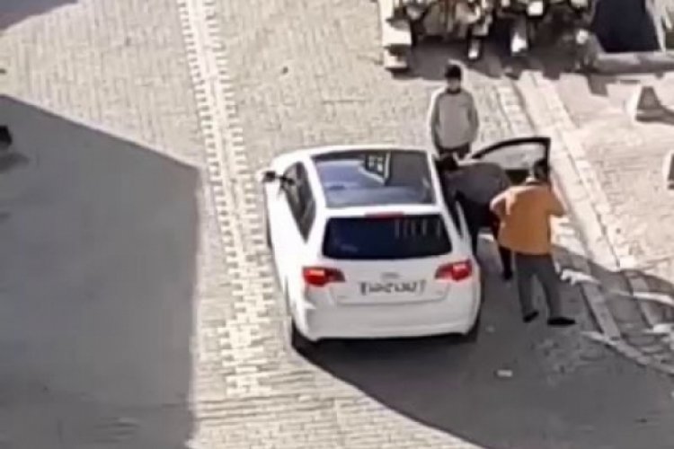 Dakikalarca k&uuml;f&uuml;r etti sonra tokatlamaya başladı