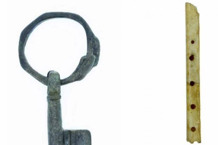 Zerzevan Kalesi'nde 1600 yıllık fl&uuml;t ve bronz anahtarlı y&uuml;z&uuml;k bulundu