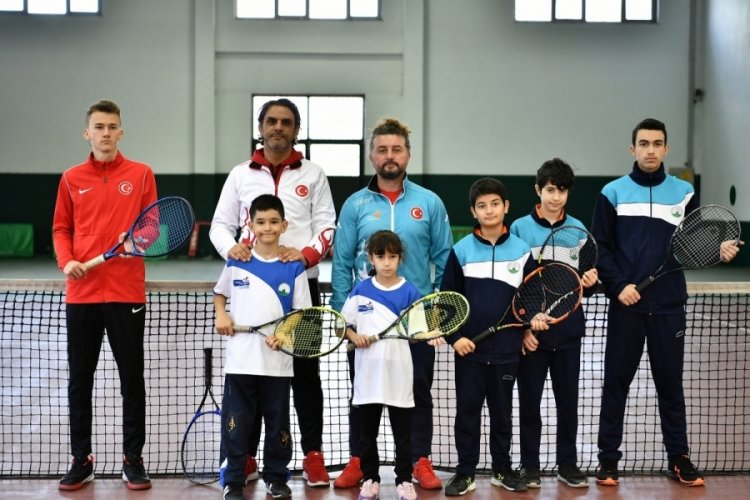 Bursa'da sporcular sessizliklerini kortta bozuyor