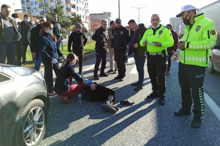Bursa'da anayolda yaşlı adama otomobil &ccedil;arptı (&Ouml;ZEL HABER)