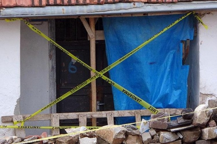 Annesinin &ouml;ld&uuml;r&uuml;p yaktığı bebeğin cenazesini alan olmadı