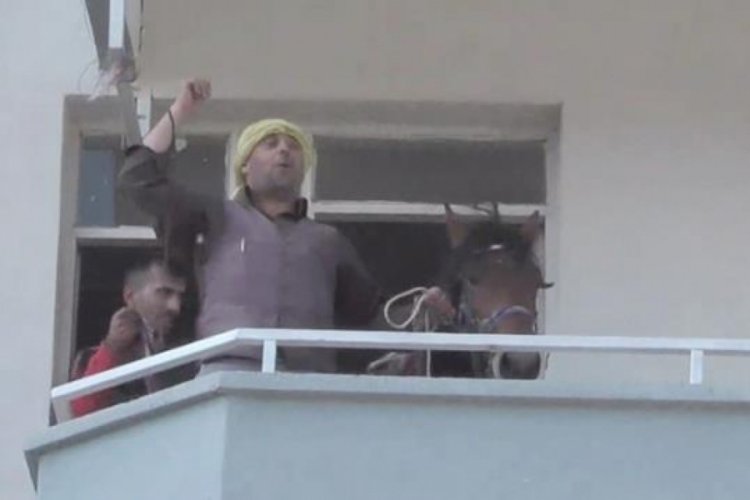 Balkona atıyla &ccedil;ıkıp insanları selamladı