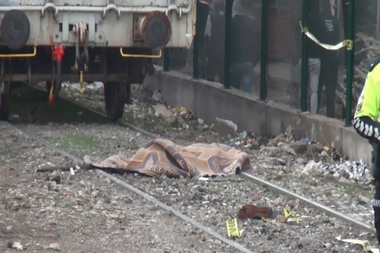 Diyarbakır'da trenin &ccedil;arptığı 28 yaşındaki gen&ccedil; hayatını kaybetti