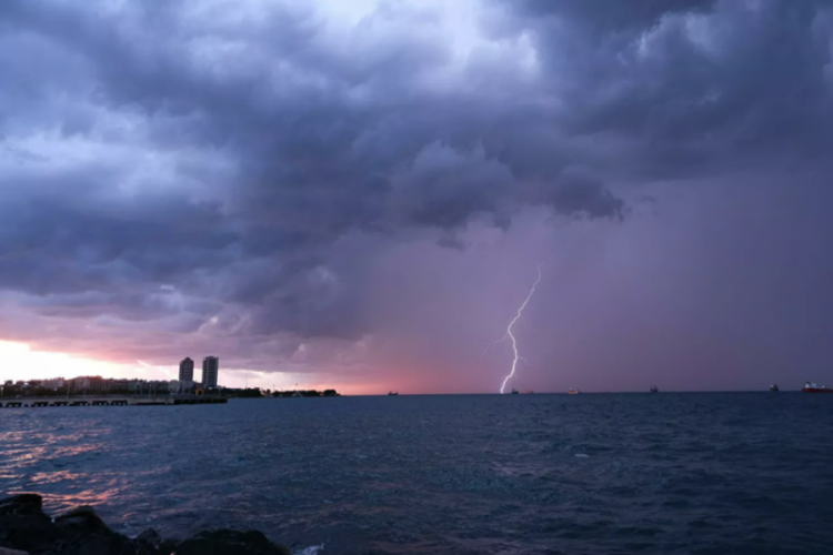 Meteoroloji'den kıyı Ege i&ccedil;in kuvvetli yağış, Marmara i&ccedil;in fırtına uyarısı