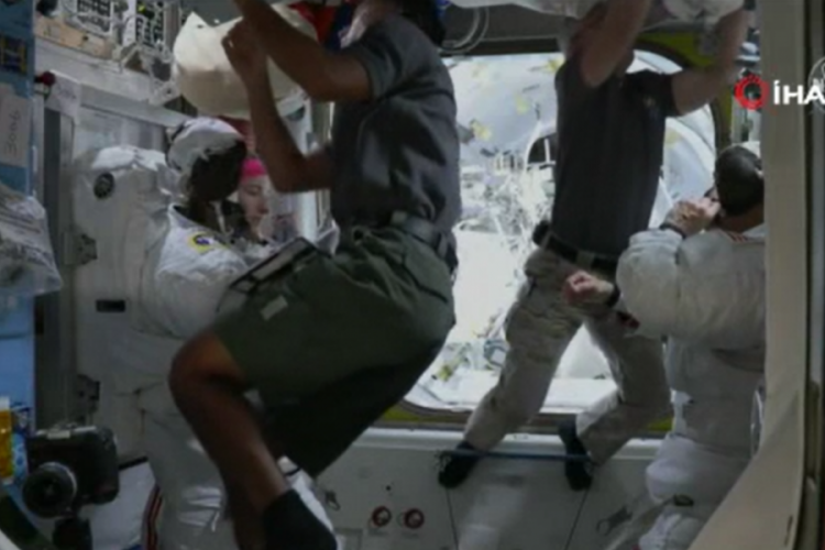 NASA astronotları uzay y&uuml;r&uuml;y&uuml;ş&uuml;ne &ccedil;ıktı