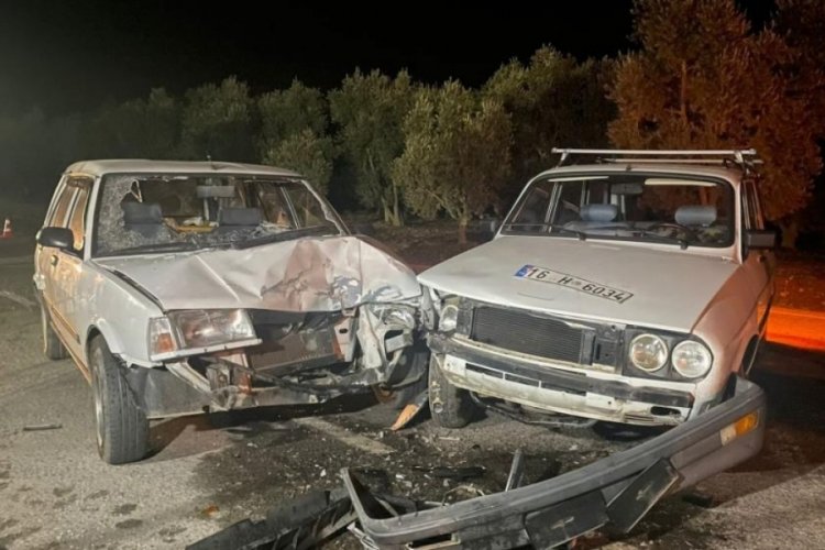Bursa'da 2 otomobil kafa kafaya &ccedil;arpıştı: 3 yaralı