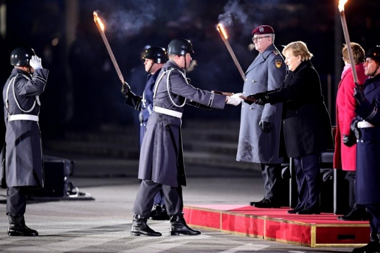 Alman ordusu, Merkel'e veda etti