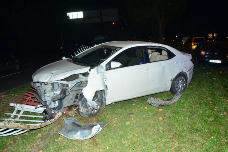Aynı y&ouml;nde seyir halindeki otomobillerin kazası demir bariyerlerde son buldu: 3 yaralı