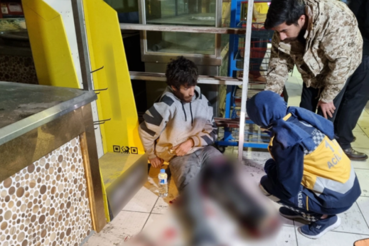 Evsiz genci kavga ettiği kişi bı&ccedil;akladı