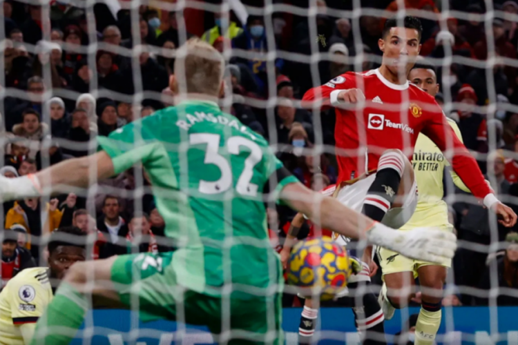 Ronaldo bir kere daha futbol tarihine ge&ccedil;ti