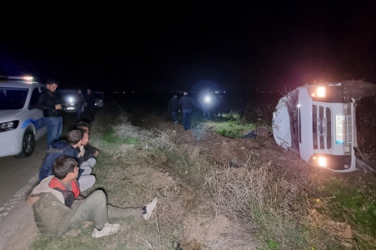 Ka&ccedil;ak g&ouml;&ccedil;menleri taşıyan minib&uuml;s polisten ka&ccedil;arken devrildi