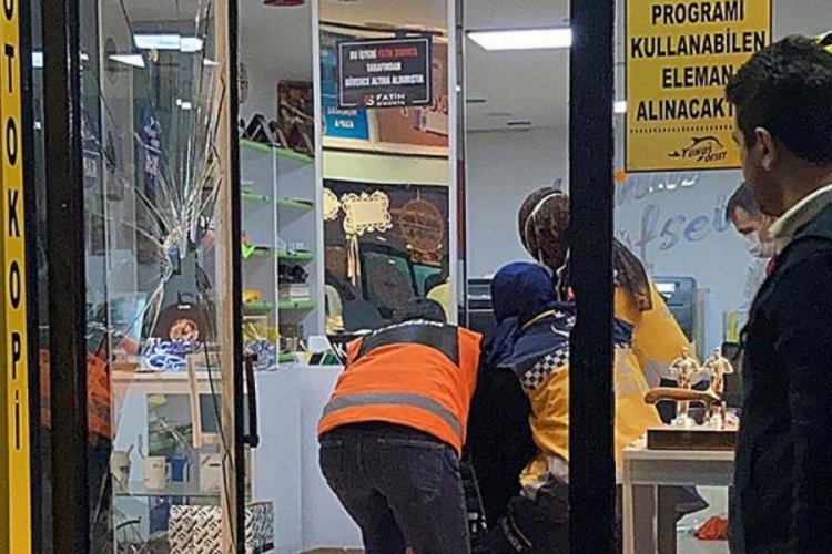 Cam kapıyı fark etmedi, hastanelik oldu