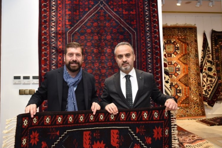 Tarihi 3 bin yıl &ouml;ncesine dayanan halılar Bursa'da sergileniyor