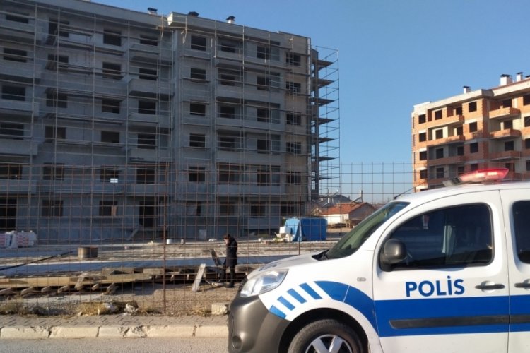 Asans&ouml;r boşluğuna d&uuml;şen bek&ccedil;i hayatını kaybetti