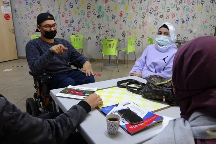 Y&uuml;r&uuml;me engelli gen&ccedil;, T&uuml;rk&ccedil;e &ouml;ğrenmek i&ccedil;in binlerce kilometre yol kat etti
