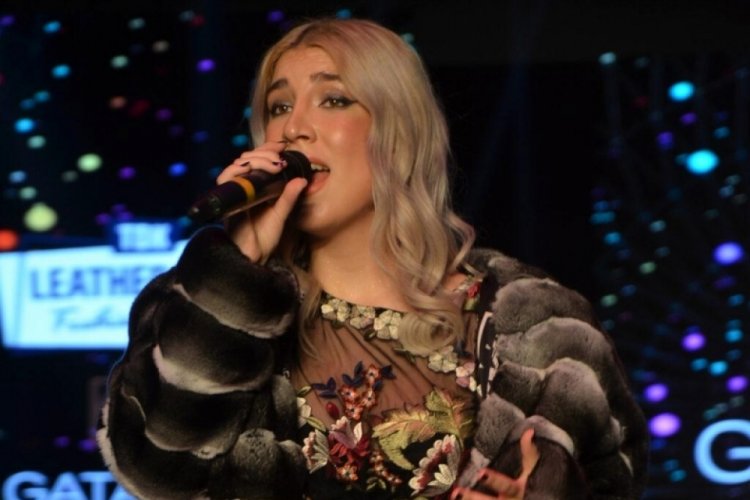 &Uuml;nl&uuml; şarkıcı Brianna'dan muhteşem performans...