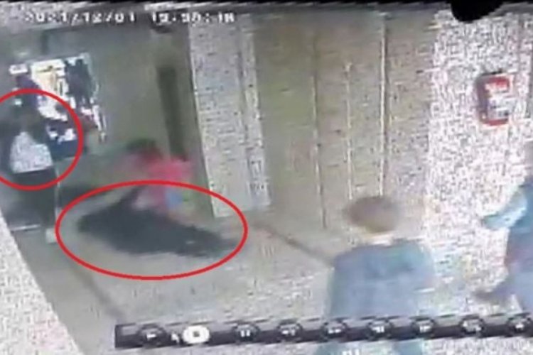 Anne, k&uuml;&ccedil;&uuml;k kızının yanında dakikalarca darp edildi