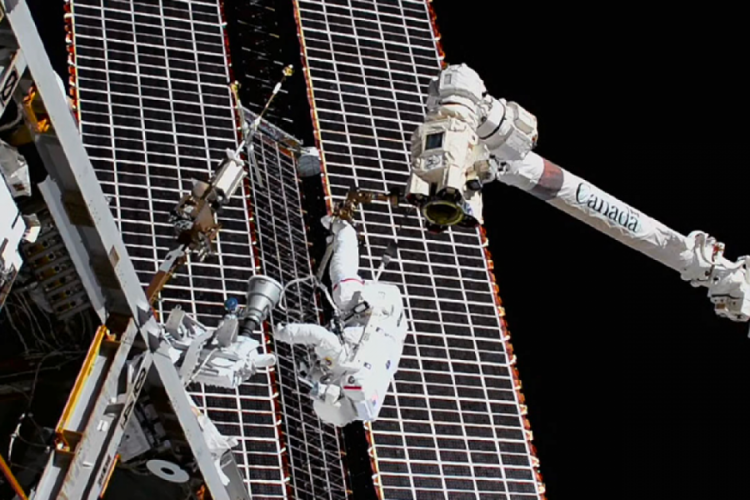 NASA astronotları 13. uzay y&uuml;r&uuml;y&uuml;ş&uuml;n&uuml; tamamladı