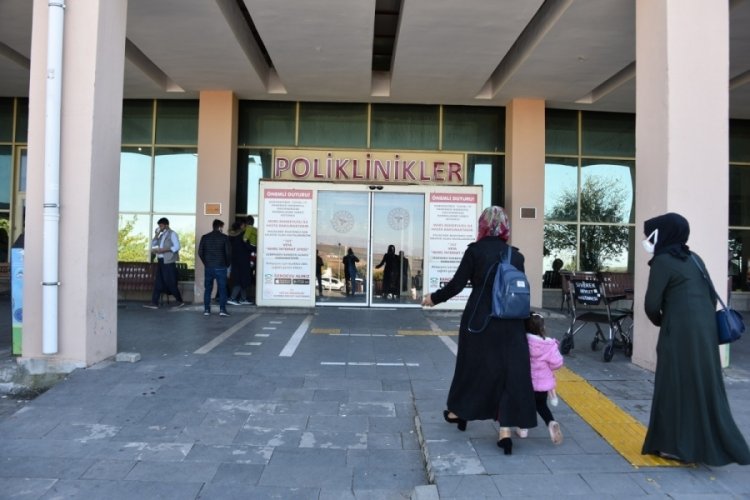 Husumetli aileler kavga edip birbirlerini bı&ccedil;akladılar