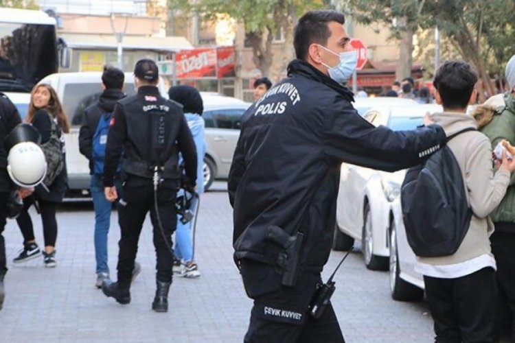 Kuaf&ouml;r &ccedil;alışanlarıyla &ouml;ğrenciler arasında taşlı-sopalı kavga: 1'i polis, 3 yaralı