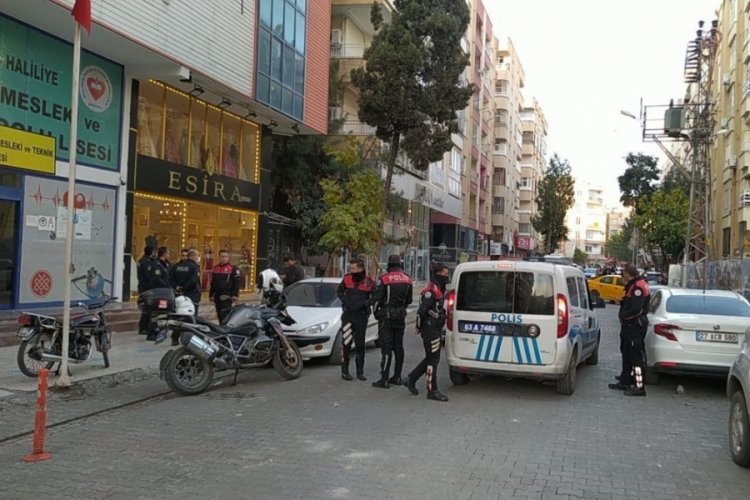 &Ouml;ğrenci ve kuaf&ouml;r &ccedil;alışanları birbirine girdi! Ortalık savaş alanına d&ouml;nd&uuml;