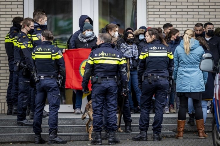 Ter&ouml;r &ouml;rg&uuml;t&uuml; PKK destek&ccedil;ileri, Hollanda'yı karıştırdı: 50 g&ouml;zaltı