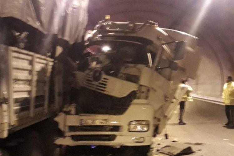 Aydın-İzmir Otoyolu'nda 3 ayrı noktada 6 ara&ccedil;lı kaza: 2 yaralı