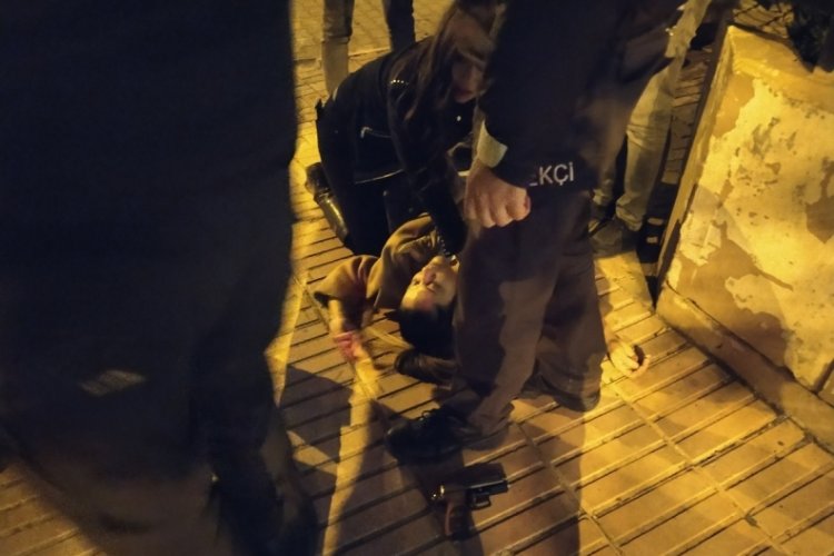 Kocasının silahını kurcalarken kendini vurdu