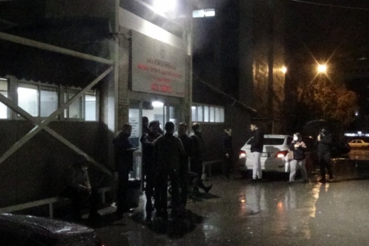 Eşi yardım isteyince kayınpederini defalarca bı&ccedil;akladı!