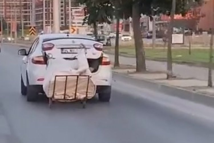 Bursa'da &ccedil;ek&ccedil;ek arabayı bagaja bağlayıp kilometrelerce ilerledi