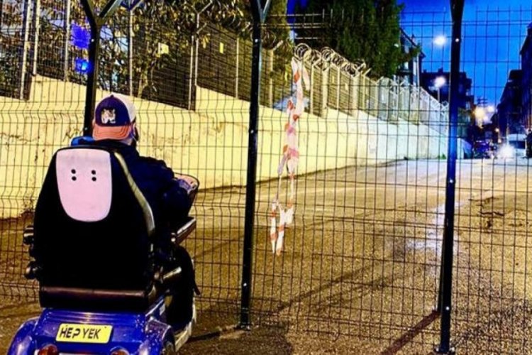 50 yıllık sokak tel &ouml;rg&uuml;yle ulaşıma kapatıldı! Mahalleli isyan etti