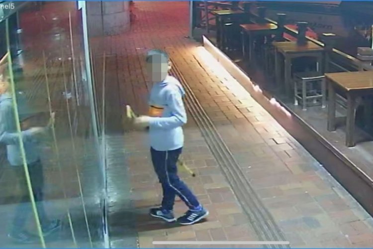 3 ayrı işyerini soydu, parayı bulunca sevin&ccedil;ten g&ouml;bek attı