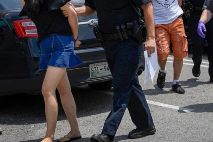 G&ouml;zaltına alınan &ccedil;ift, polis arabasında ilişkiye girdi