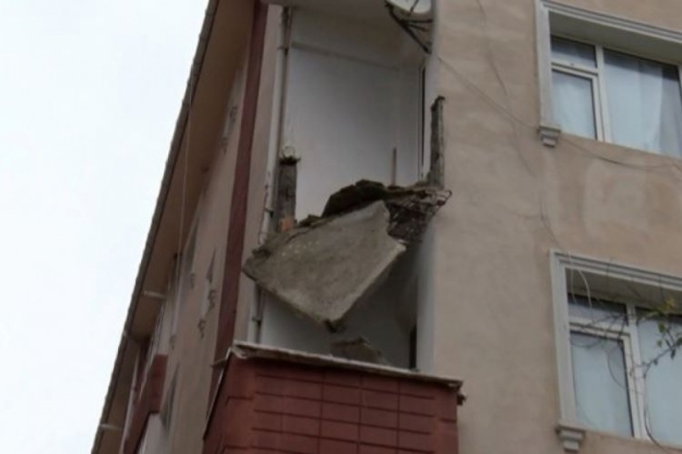 İstanbul'da 4 katlı binanın balkonu &ccedil;&ouml;kt&uuml;
