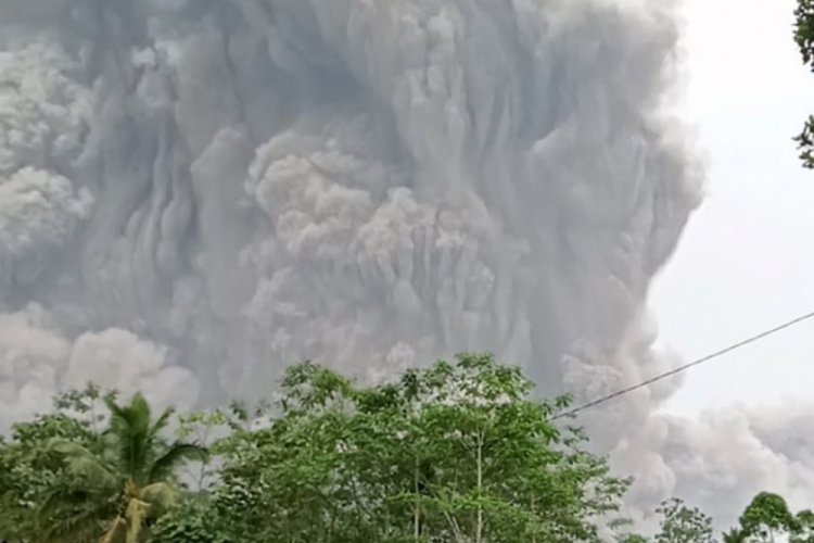 Semeru Yanardağı'nda patlama