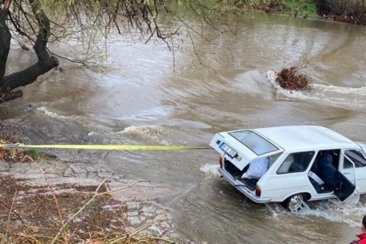 Balıkesir'de aracıyla &ccedil;ayın ortasında kaldı